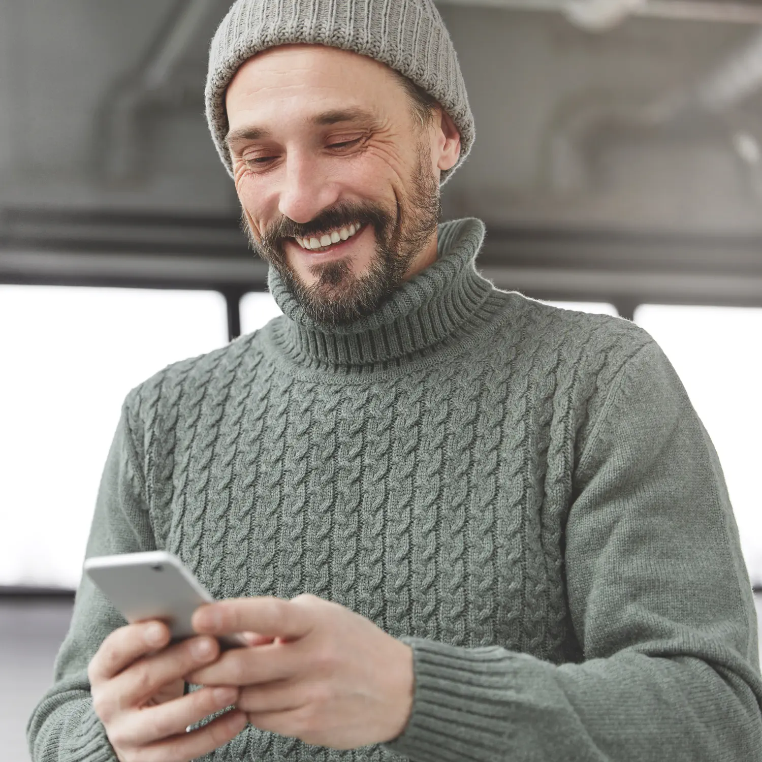 Freundlicher Mitarbeiter am Telefon – professionelle Telefonansagen für Unternehmen