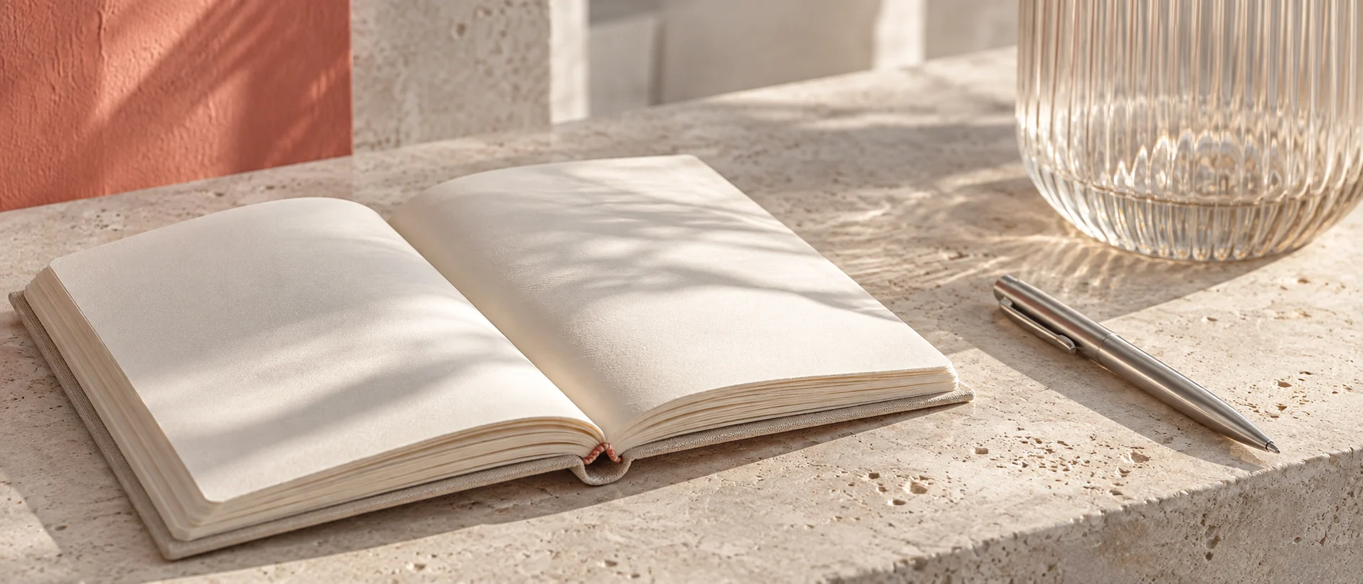 Nahaufnahme von Papier, Metall und strukturiertem Glas